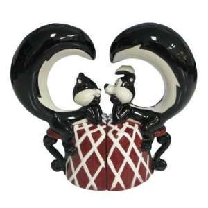 Looney Tunes Pepe Le Pew and Penelope in Love Salt & Pepper Shakers