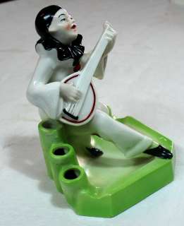 Lovely porcelain Art Decó Pierrot playing banyo