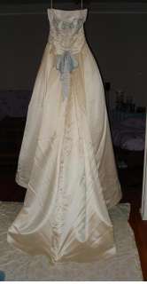 Reem Acra Ribbon Wedding Dress (Size 10) with Veil  