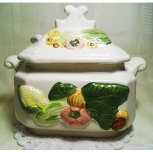 VINTAGE TUREEN WITH LADLE VEGETABLES 4 CUP 1970