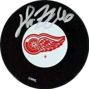 com Autographed Henrik Zetterberg Puck   Red Wings   Autographed NHL 