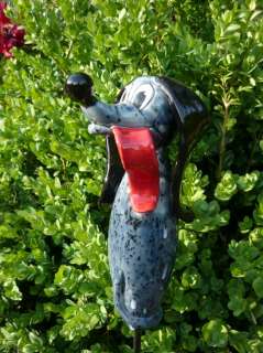 Der Keramik Hund ist stahlblau mit weißen und schwarzen Fließ 